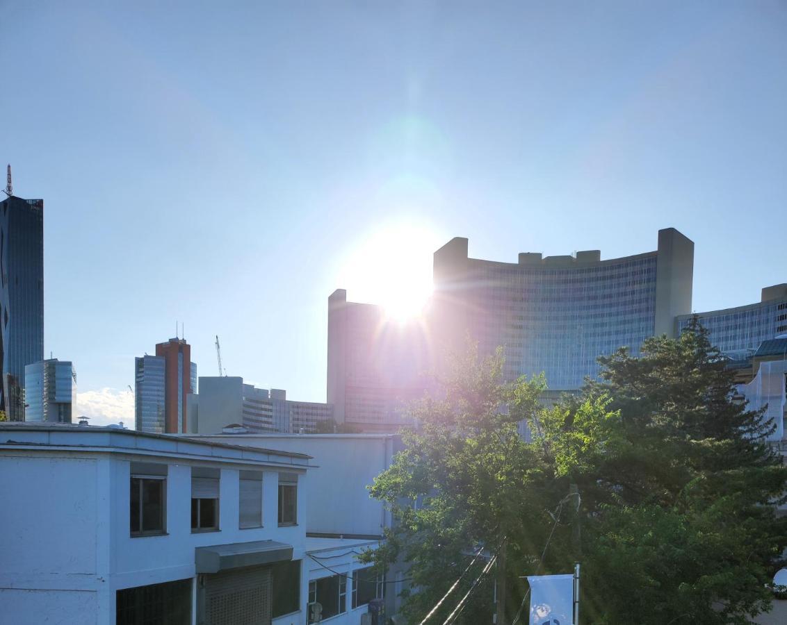 Luxurioeses Penthouse Mit Blick Auf Die Uno-City Und Dem Kaiserwasser. 3Schlafzimmer, 2 Baeder, Privat Lift Ins Apartment Vienna Luaran gambar