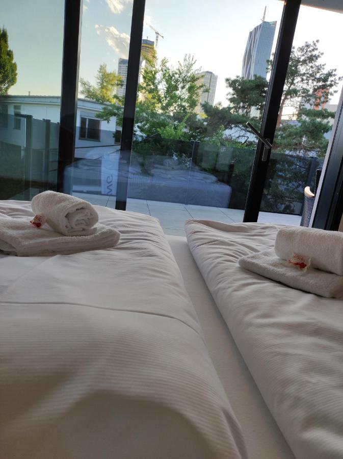 Luxurioeses Penthouse Mit Blick Auf Die Uno-City Und Dem Kaiserwasser. 3Schlafzimmer, 2 Baeder, Privat Lift Ins Apartment Vienna Luaran gambar