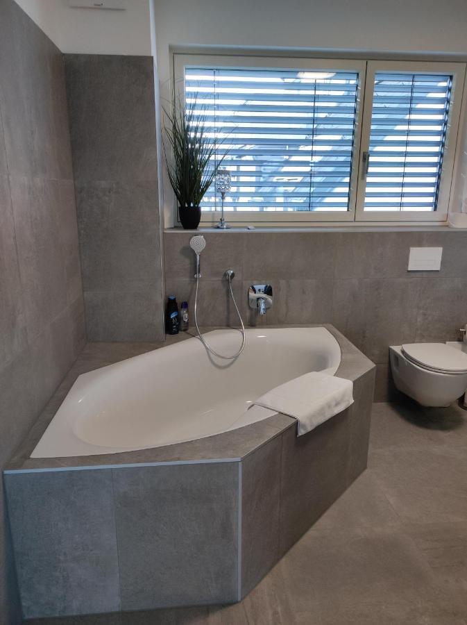 Luxurioeses Penthouse Mit Blick Auf Die Uno-City Und Dem Kaiserwasser. 3Schlafzimmer, 2 Baeder, Privat Lift Ins Apartment Vienna Luaran gambar